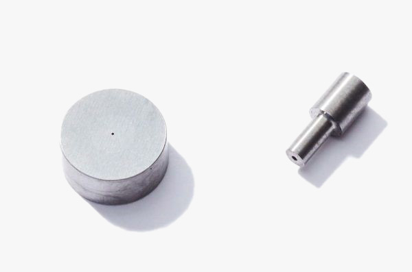 Die-and-Small-Hole--Catheter small hole